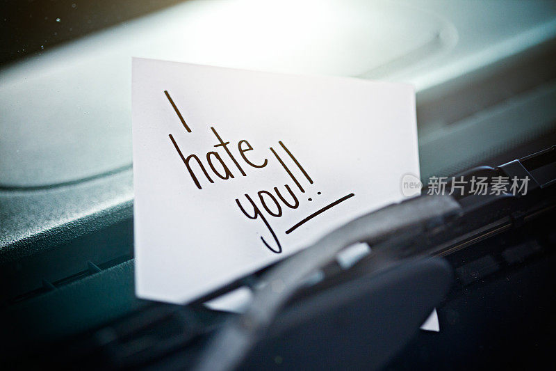 “我讨厌你! !挡风玻璃刮水器上的一张匿名纸条愤怒地写道